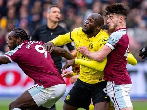 'Cặp trung vệ Villa đã bị Lukaku bắt nạt'