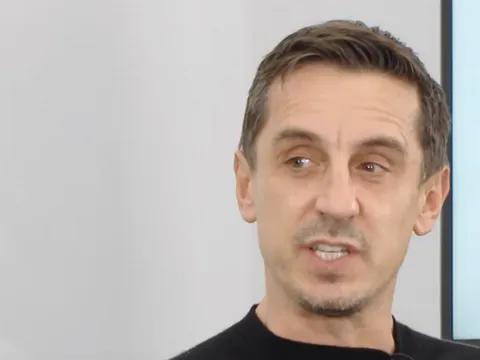 Gary Neville bị bóc mẽ dùng tiêu chuẩn kép với Man United