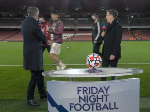 Tân binh Arsenal khiến Carragher muối mặt trên sóng truyền hình