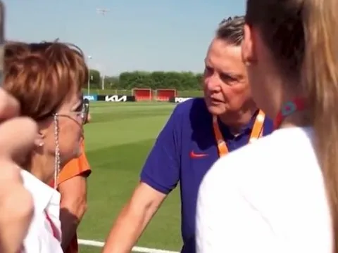 Van Gaal khiến khán giả đỏ mặt vì lời đề nghị táo bạo