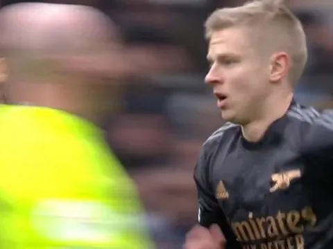 Phản ứng bất ngờ của Zinchenko sau siêu phẩm vào lưới Villa