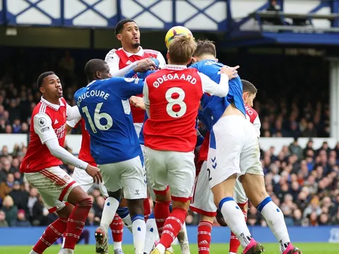 Đòn cảnh tỉnh cho Arsenal