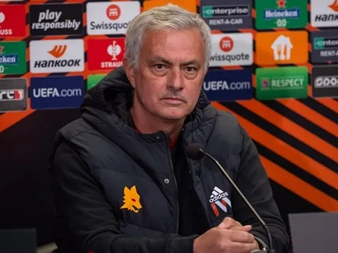 Mourinho “ngạo nghễ” phản pháo Sarri trước trận Derby thành Rome
