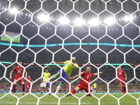 Real phá bĩnh giấc mơ của Ten Hag