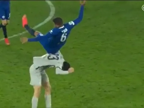 Pha va chạm kinh hoàng của Thiago Silva