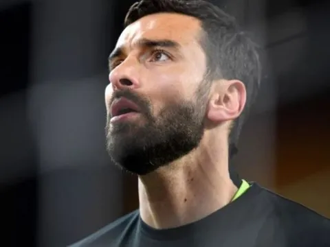 'M.U dường như muốn mua mọi cầu thủ ở vị trí đó, thật điên rồ'