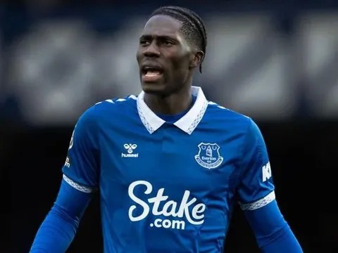 Newcastle muốn mượn Amadou Onana