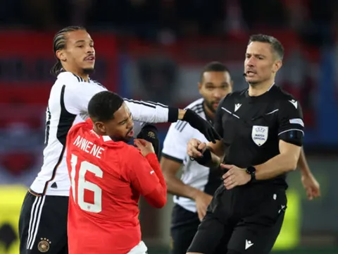 "Vung tay trúng má' đối phương, Sane bị treo giò 3 trận