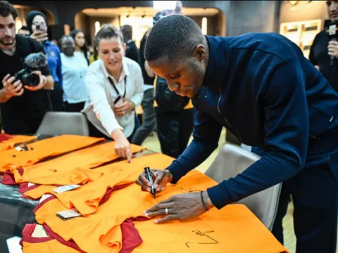 Zaha nhận ngàn yêu thương trong ngày ra mắt đội bóng mới