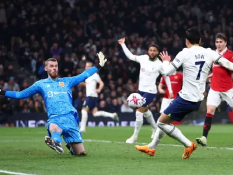 Người đẹp Arsenal khoe vòng một quyến rũ