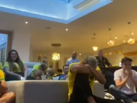 Húc văng Casemiro, cày nát tuyến giữa Arsenal, 'máy ủi' Premier League san bằng mọi chướng ngại