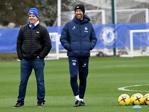 Man Utd có 2 cầu thủ thay Bruno Fernandes