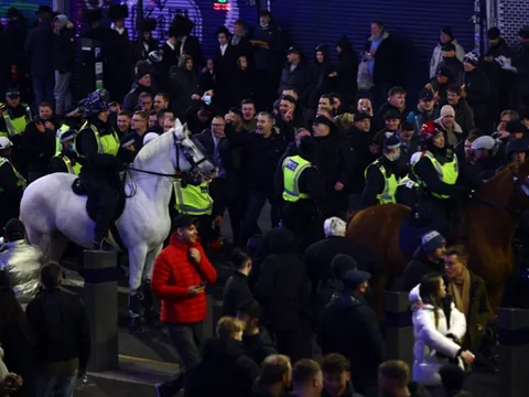 Bạo lực đẫm máu bên ngoài SVĐ Tottenham ngay trước cuộc đấu West Ham