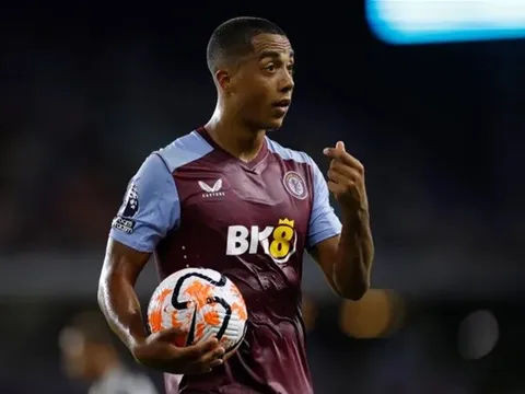 Những mẫu áo đấu thảm họa nhất lịch sử: Aston Villa 2023/24, Man Utd 1996/97