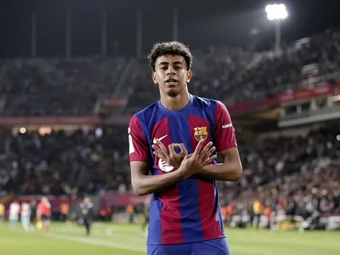 HLV Napoli ca ngợi thần đồng Barca