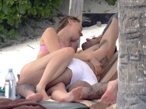 MC quyến rũ bậc nhất nước Anh tình tứ khóa môi bạn trai