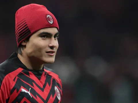 Sao Milan bị đồng đội đạp vào mặt