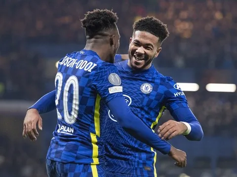 Owen so sánh Reece James với huyền thoại Chelsea