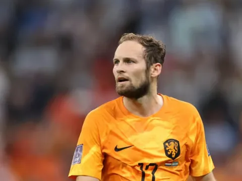 Koeman tạo điều kiện, Daley Blind cán cột mốc khủng