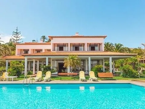 Biệt thự xa hoa nhìn ra biển tuyệt đẹp của Ronaldo thời COVID