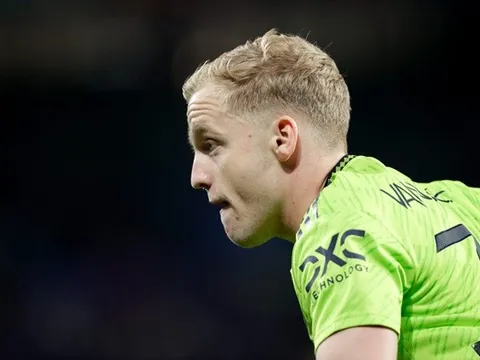 Mất tích trên sân cỏ, Donny van de Beek gửi thông điệp đến CĐV M.U