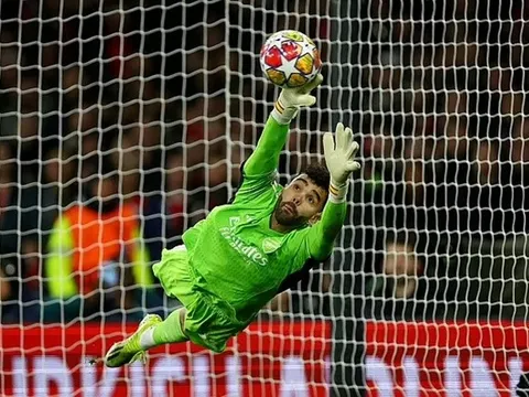 Khoảnh khắc Raya - Ramsdale gây chú ý