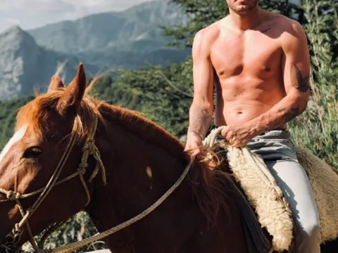 Cuộc sống xa hoa của Bendtner sau khi giải nghệ