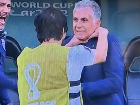 Quá phấn khích, tiền đạo Iran bóp cổ HLV Carlos Queiroz
