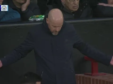 Ten Hag "hạn hán lời" vì quả penalty của Man City