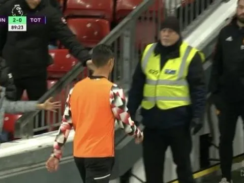"1 cái tát vào mặt Ten Hag"