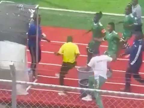 Không được hưởng penalty, dàn cầu thủ đuổi đánh trọng tài