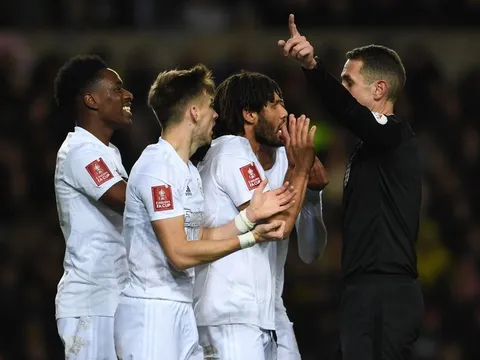 Arsenal nhận án phạt trước trận gặp Man Utd