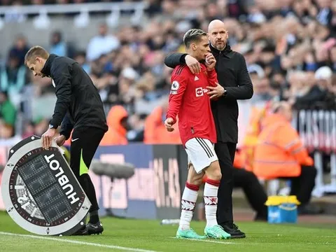 Phản ứng khác biệt của Ten Hag trong 2 lần thay người đã nói lên nhiều điều