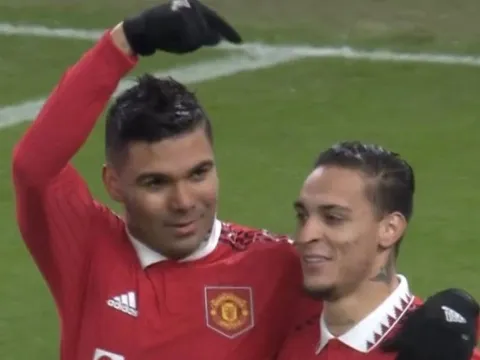 Mở tỷ số, Casemiro có hành động đặc biệt với Antony