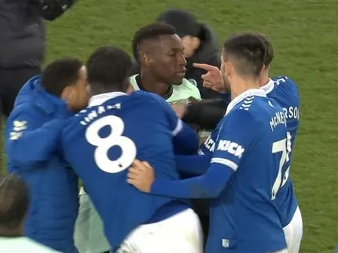 XONG! FA có quyết định về việc Jackson bóp cổ cầu thủ Everton