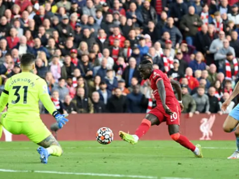 "Không ích gì khi sa thải Ten Hag vào thời điểm này"