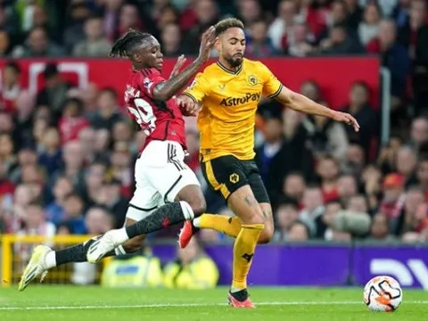 Man Utd cùng lúc ký 3 HĐ mới