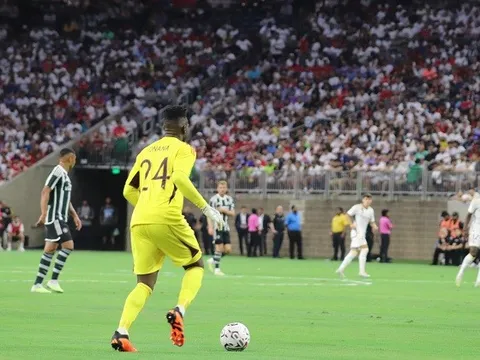 Onana chơi chân tự tin trong ngày ra mắt Man Utd