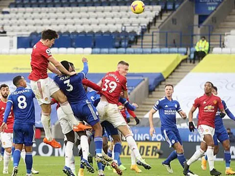 Pha phòng ngự theo phong cách "túy quyền" đầy hài hước của Maguire trước Leicester