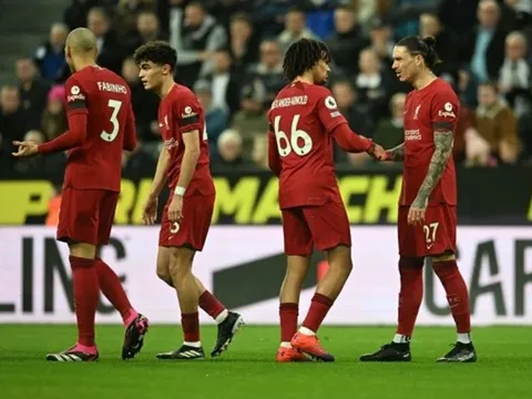 Toàn cảnh thủ môn Sevilla chế ngự CĐV quá khích tại Europa League