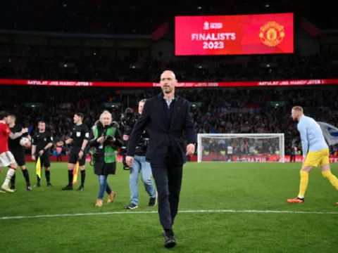 Nhiệm vụ của Ten Hag là ngăn Man City "ăn 3"