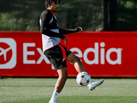 Giroud thoát y, cùng tuyển Pháp mở tiệc vào chung kết World Cup