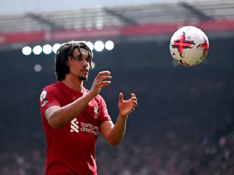 John Barnes: Alexander-Arnold nên đá hậu vệ phải