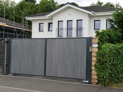 10 cảnh sát đột kích nhà cựu tuyển thủ