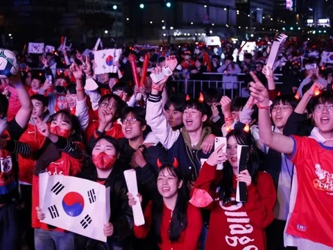 10.000 người cổ vũ tuyển Hàn Quốc ở Seoul sau thảm kịch Itaewon