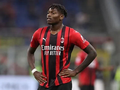 Rafael Leao được đồng đội bảo vệ sau khi bị la ó