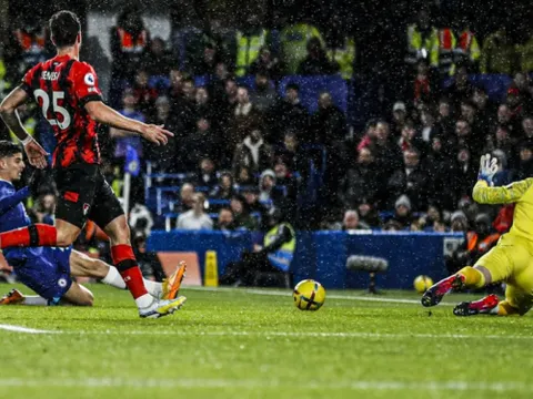 Henry khen mục tiêu Arsenal giống Van Persie