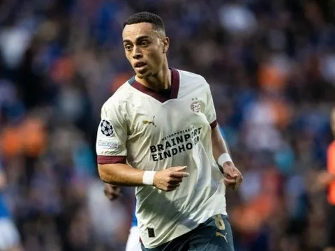 2 vấn đề PSV phải đối mặt nếu muốn sở hữu Sergino Dest