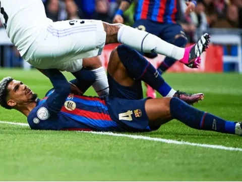 Bóp nghẹt Vinicius, sao Barca bị phân biệt chủng tộc