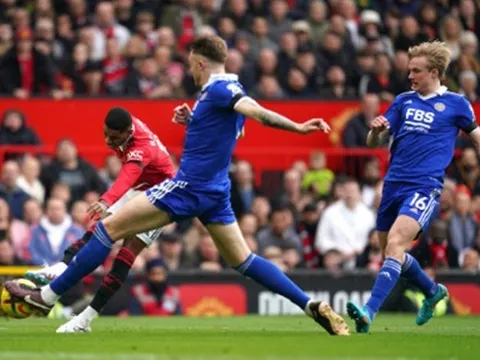 "Hậu vệ Man Utd giống như kẻ tí hon khi đứng cạnh cậu ta"